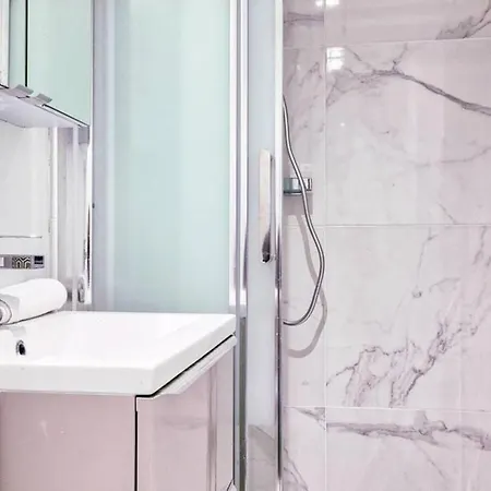 Grand Madrid - Pied-a-terre 8e 10p Parijs